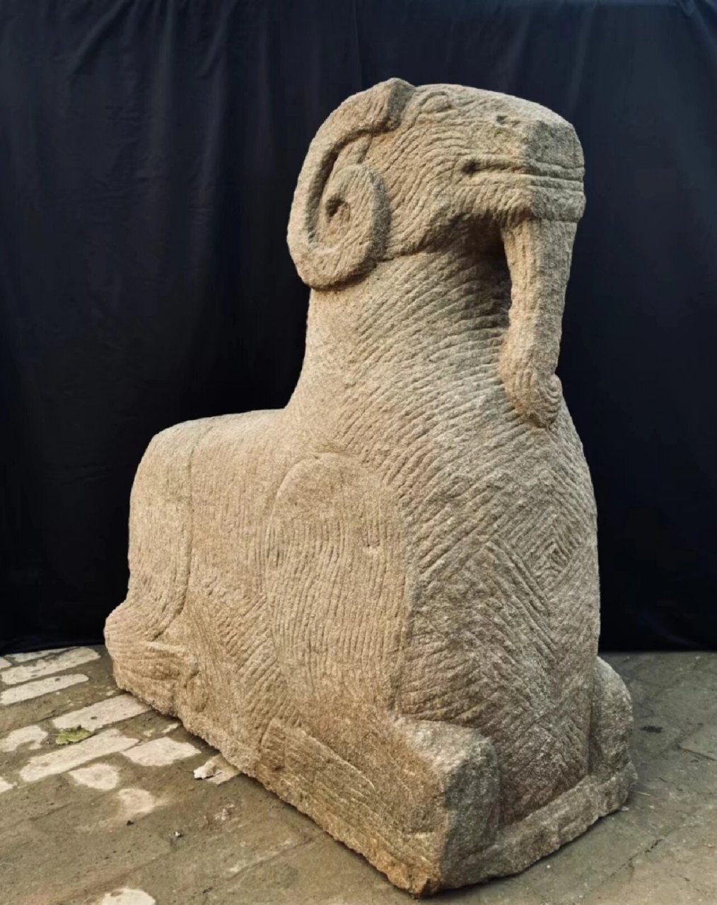 汉代砂岩石羊长110厘米 宽50厘米 高116厘 汉代 砂岩石羊 长110厘米