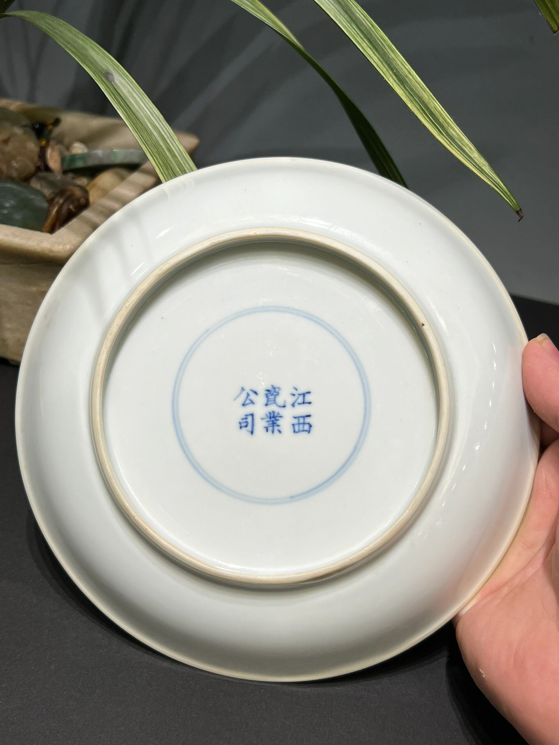 落款双圈"江西瓷业公司"青花款识,让其更具历史价值.这对粉彩盘