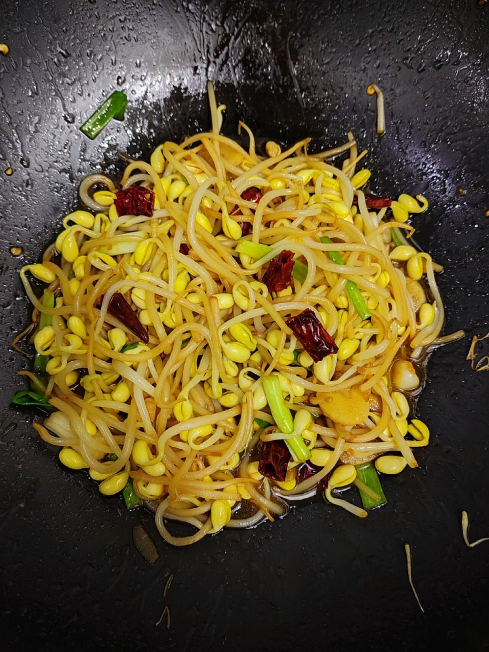 酸辣爽口,越吃越香的炒黄豆芽