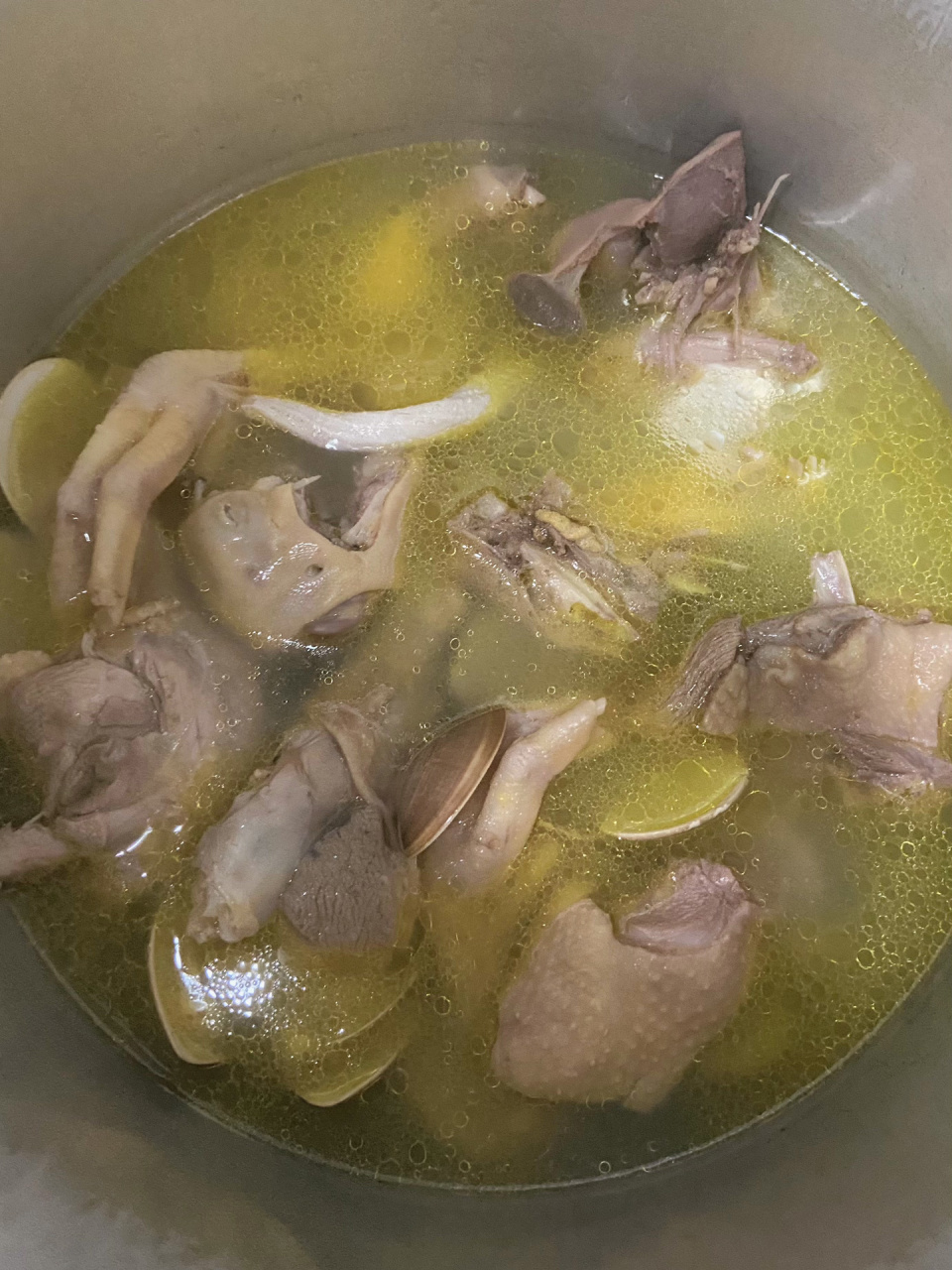 新鲜鸭母,用热水烫一下,鸭肉放入高压锅,切一块姜,放入八九个蛤蜊