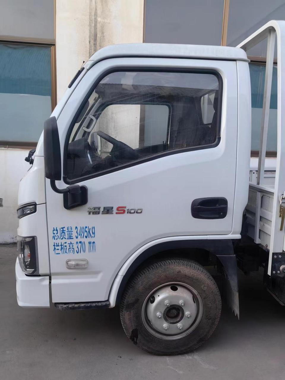 新车运损 【品牌型号】:上汽跃进s100 【官网指导价】:57500 【销售