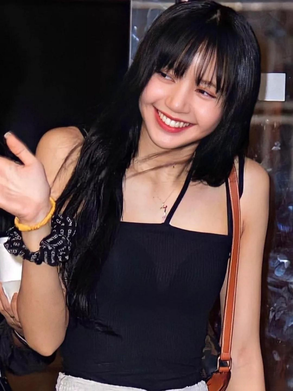 blackpink lisa私服|黑色吊带背心身材好辣 今天lisa纽约街拍,简简单