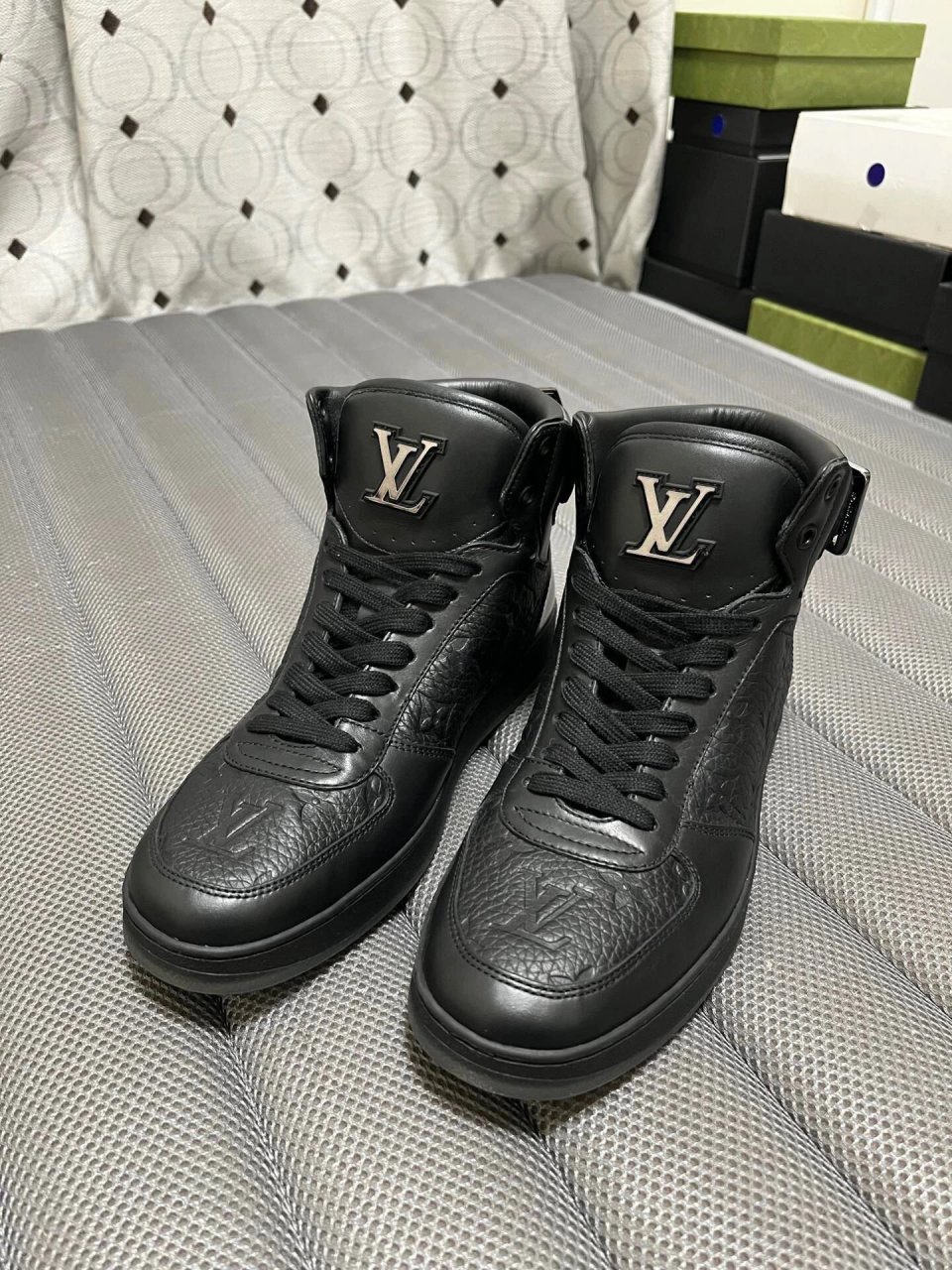 lv路易威登男鞋 065080 lv 路易威登男士老花满logo黑武士黑色银尾