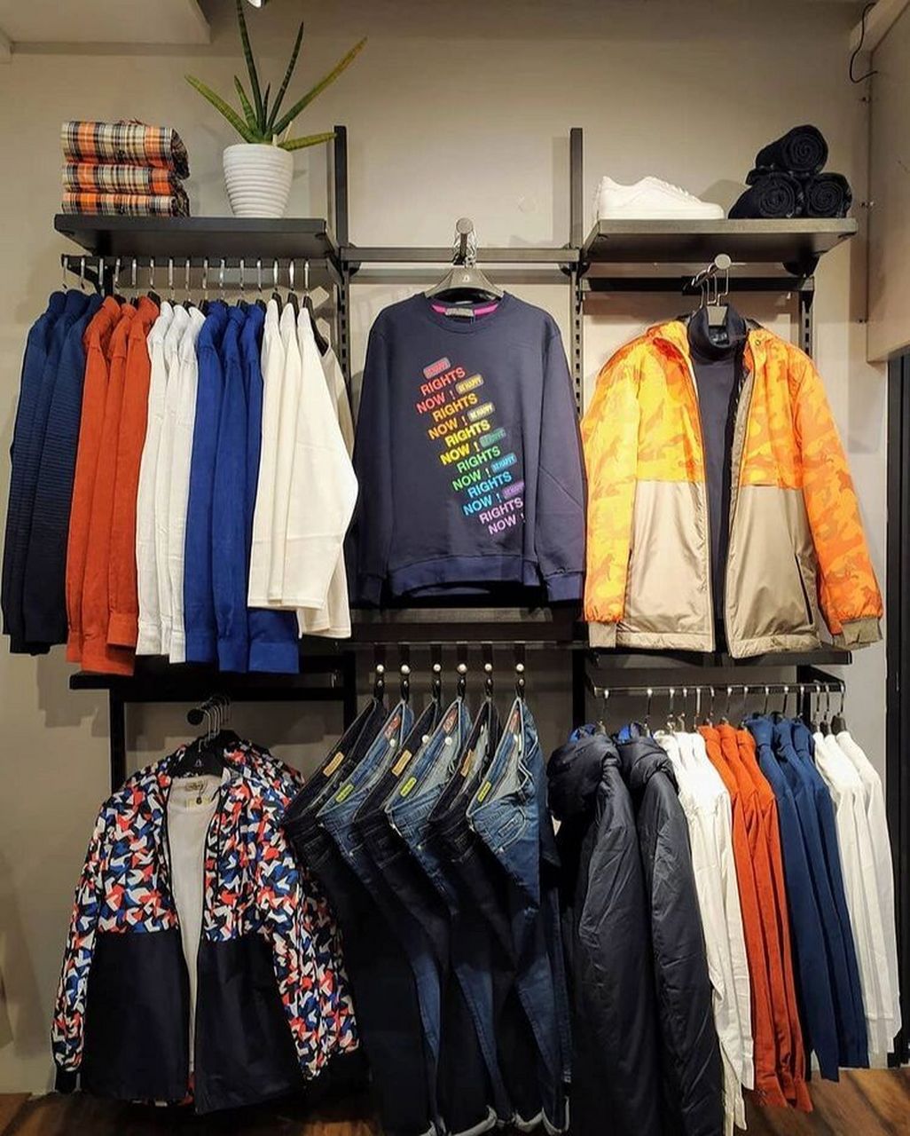 男装秋季墙面高架陈列分享 墙面陈列主要考虑搭配,内外搭,上下搭,叠穿