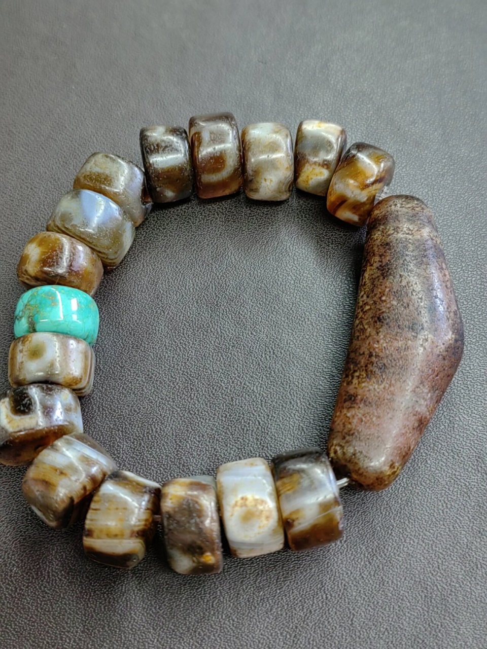 也寓意圆满,牛角玛瑙天珠包含了所有图腾的象征意境,拥有无限宽广的最