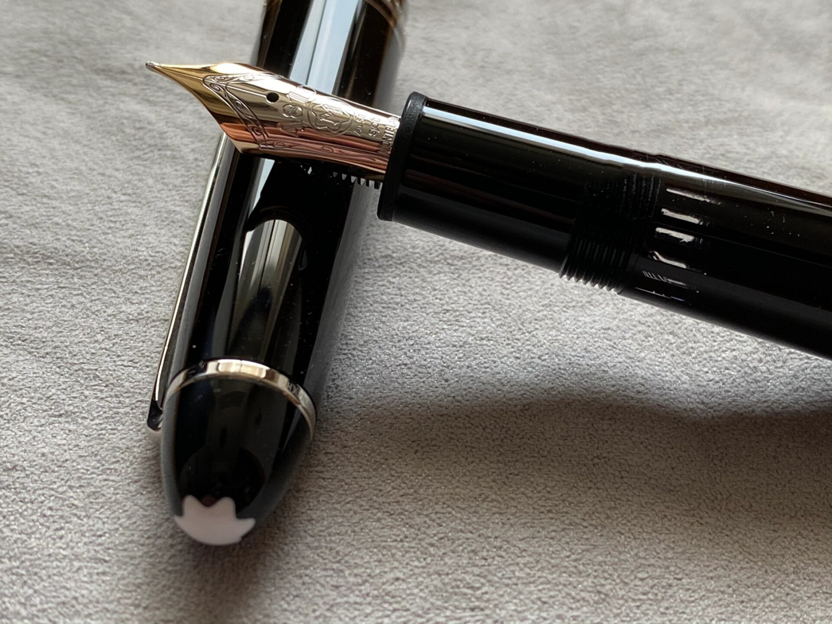 笔友出给我的百利金m400绿条 988入的,洗干净以后拍的照片就是好看,之