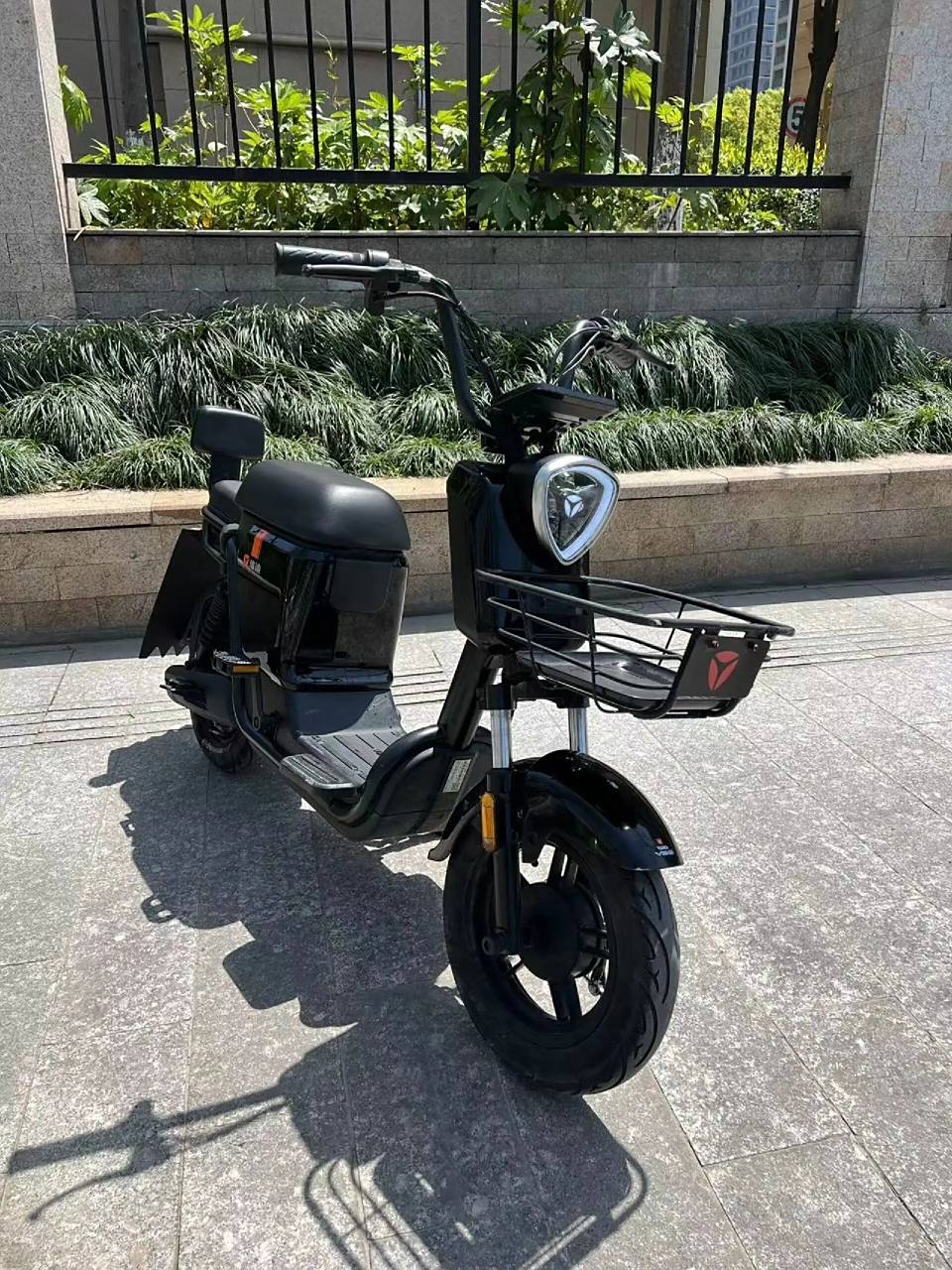 雅迪新国标v20电动自行车 新国标牌照,48伏原装锂电池,满电续航20-30