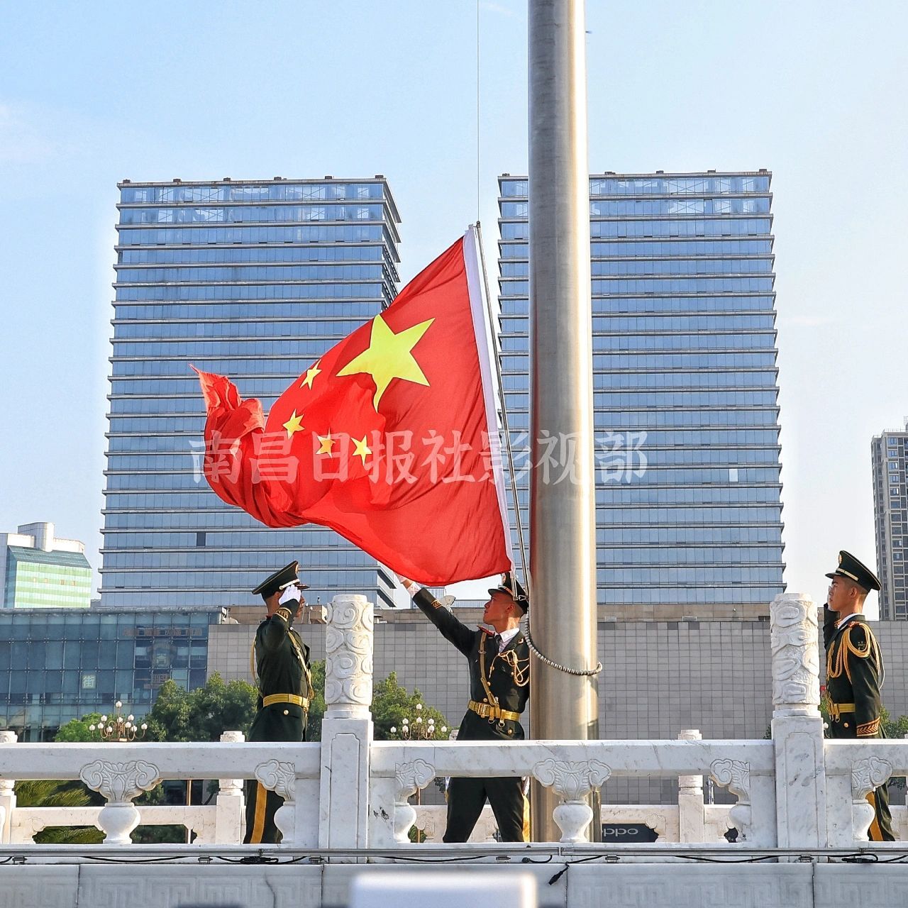 建军节||八一广场国旗飘扬 2022年8月1日早上6:30在南昌八一广场举行