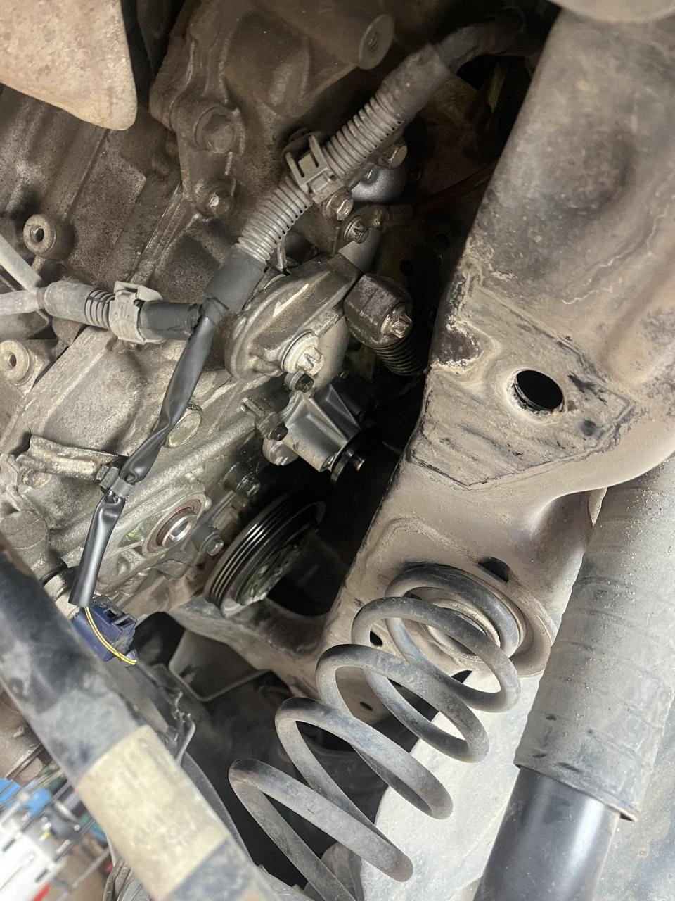 奔驰smart无法启动,经检查曲轴皮带轮损坏,更换曲轴皮带轮,水泵漏