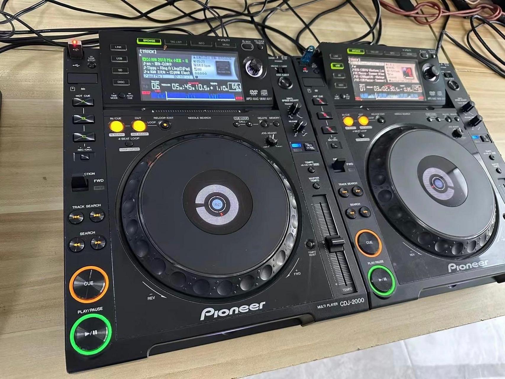 先锋cdj-2000打碟机.有一代和二代,以及2000混响台,酒吧高端的打碟机