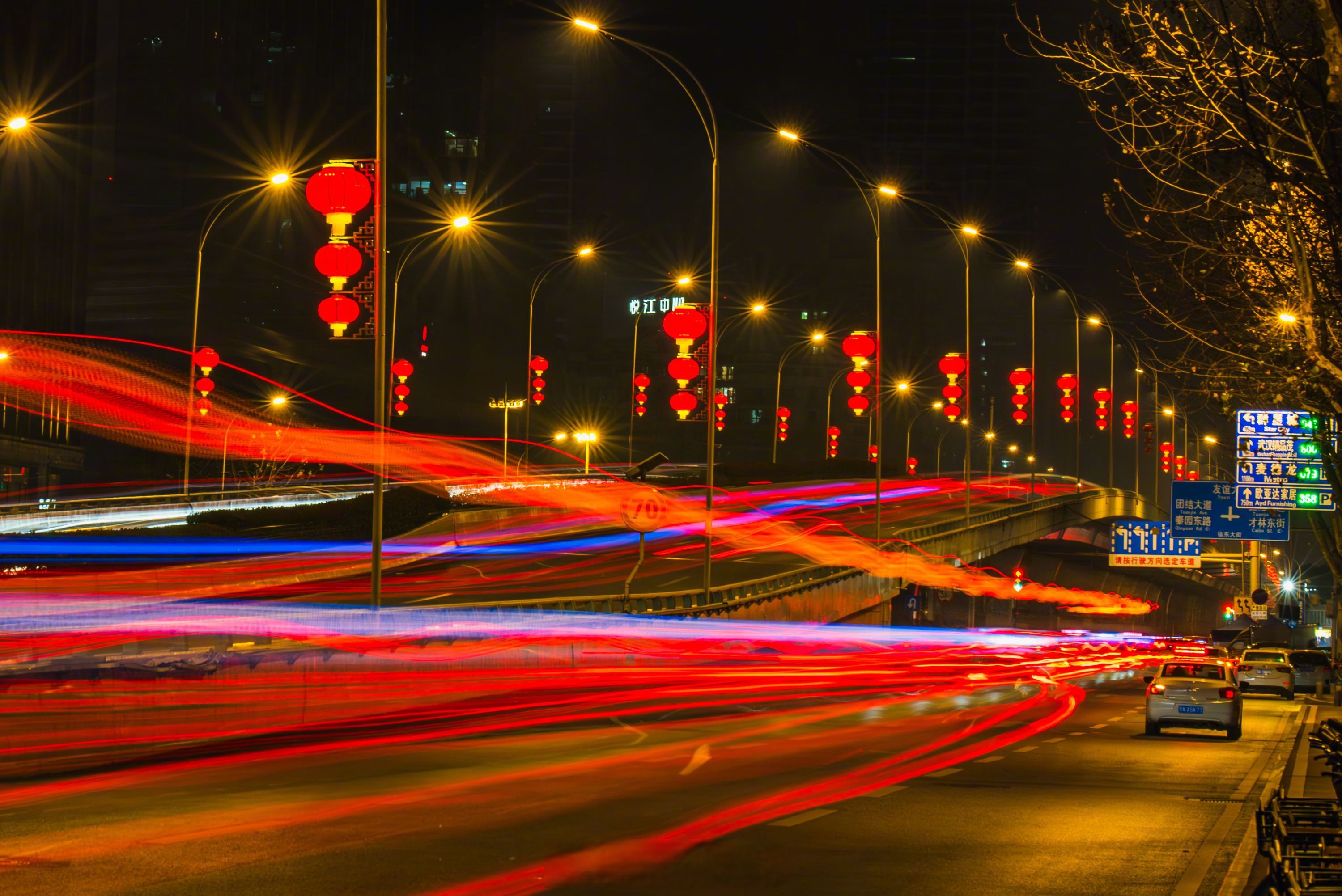 的节日氛围,武汉从即日起至2月25日(农历正月十六)在全市主要城市道路