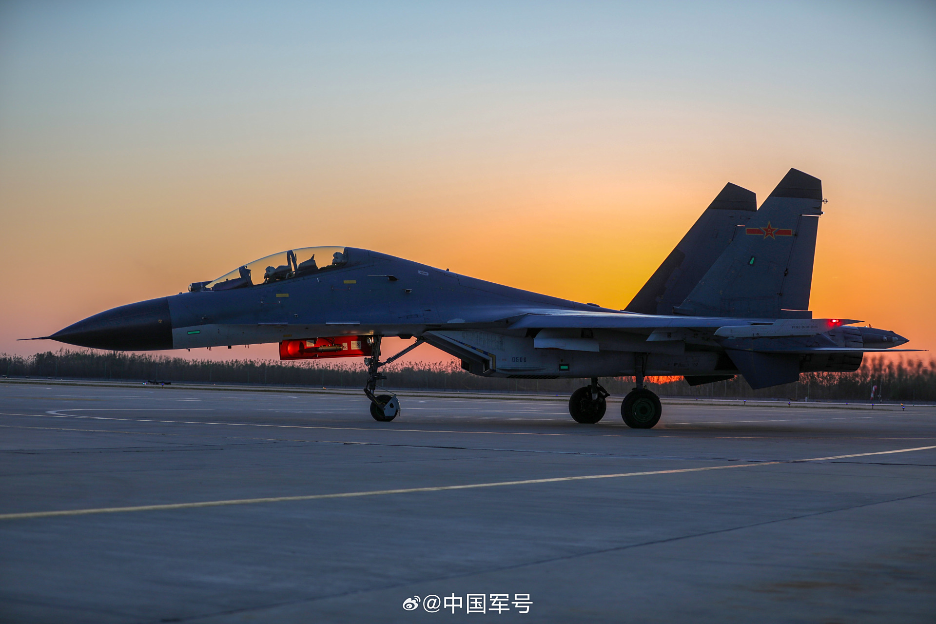 歼11b跨昼夜飞行壁纸上新#】近日,华北某飞训基地连续组织高强度跨