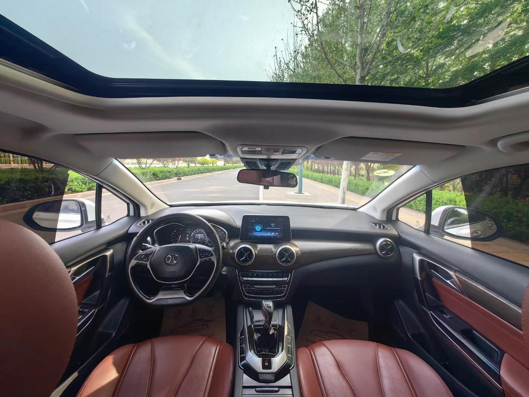 新到19年绅宝d50,手动挡高配置,电子手刹,车道偏离预警,满键的多功能