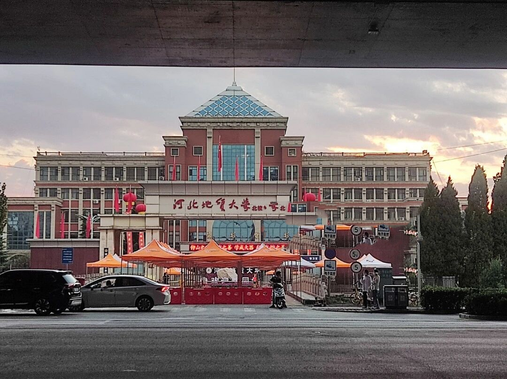 河北地质大学北校区风景 别的不说 河地大的云,晚霞非常值得一看