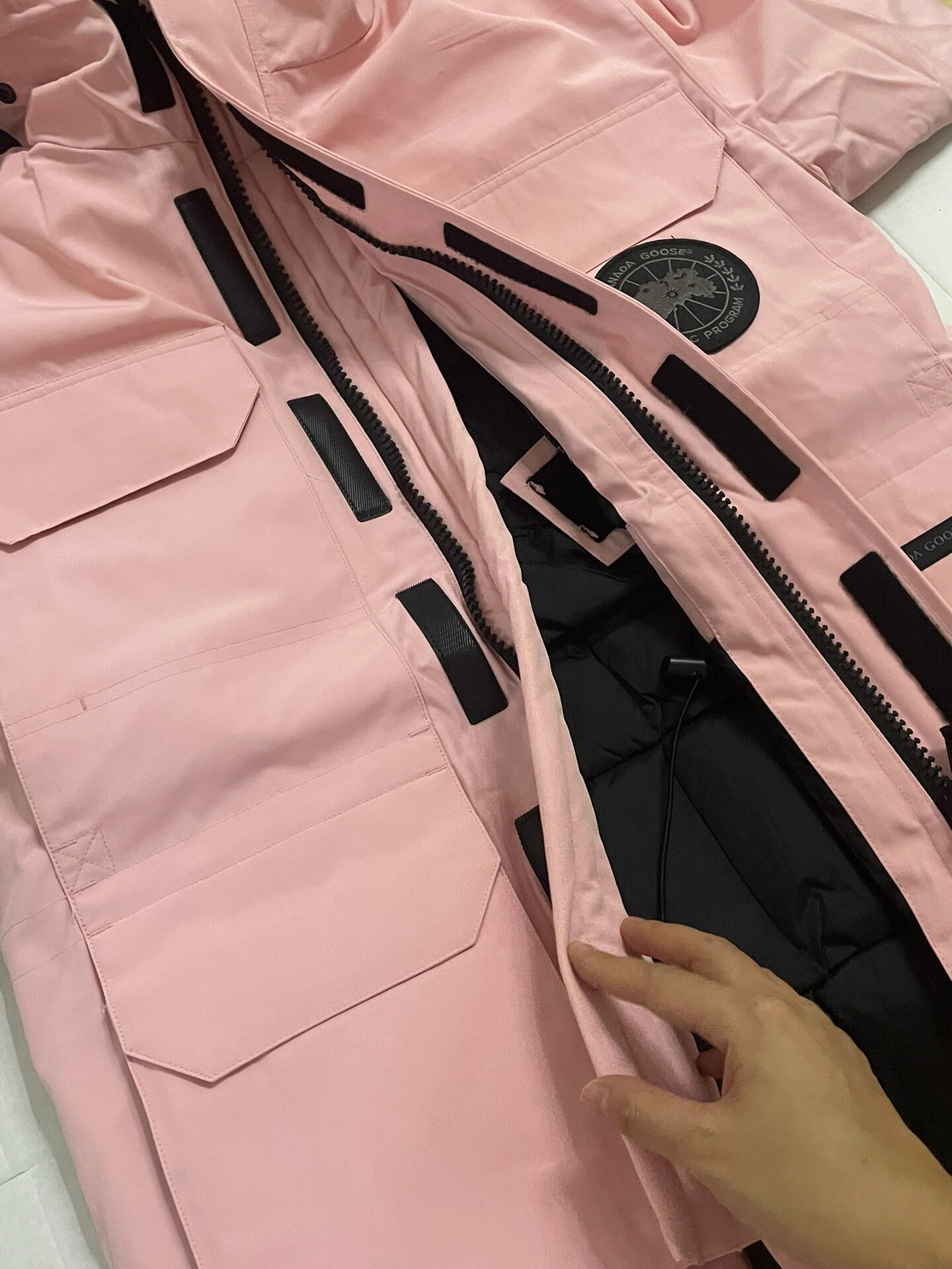 冬天除了黑白灰大鹅 姐妹们也可以尝试下粉色大鹅啊!