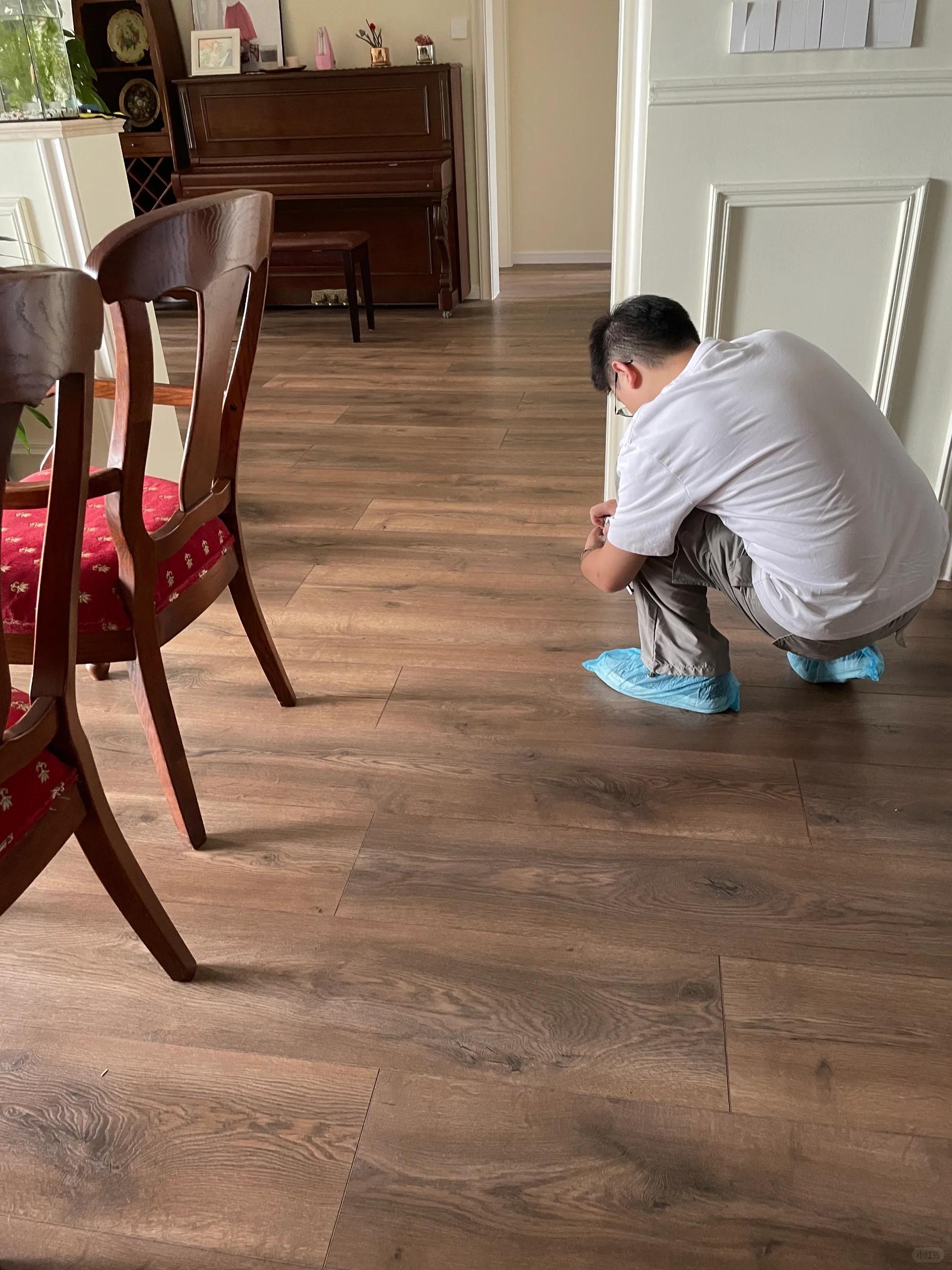 很多宝宝可能都会认为深色系的地板只能搭配深色家具,卢森典雅系列