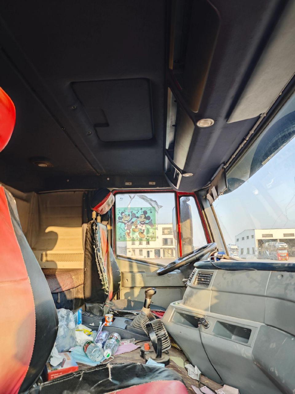 精品国五红岩杰狮c500驾驶室