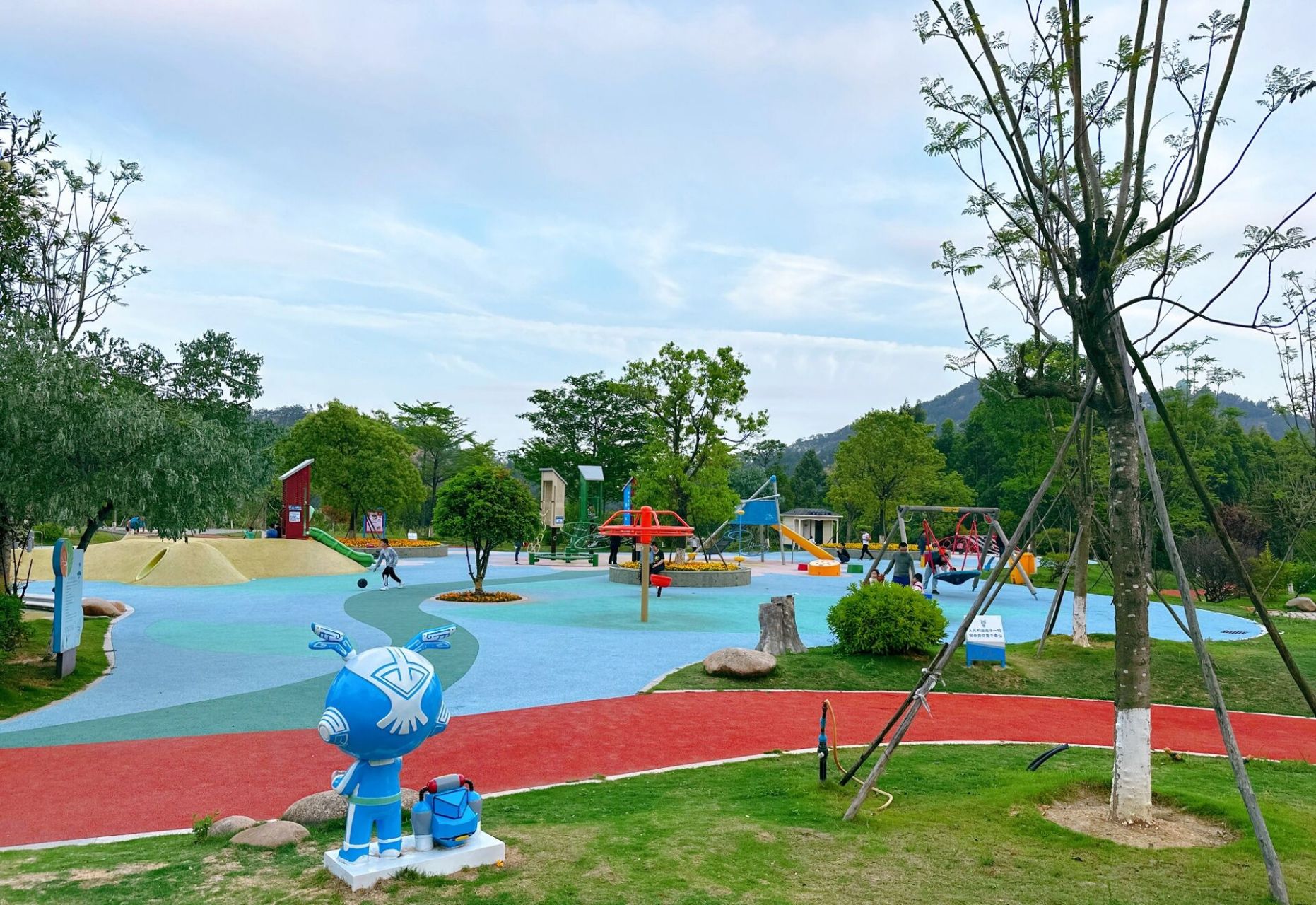 晋江崎山公园遛娃地 公园绿化面积挺大的98空气各方面都很好我们是
