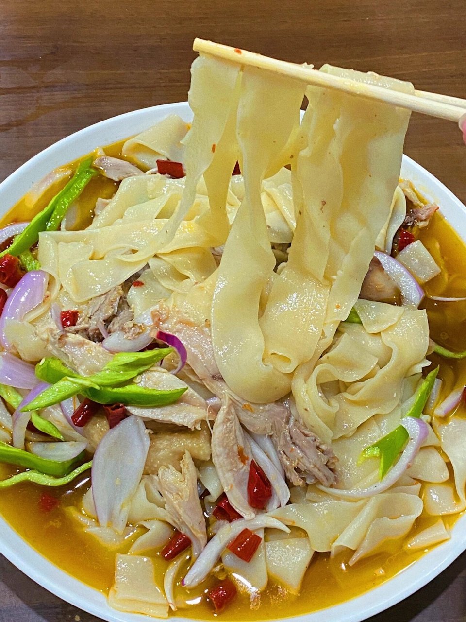 西安zui好吃的椒麻鸡拌面|人均20r 我们2个人要了半只鸡 刚吃几口感觉