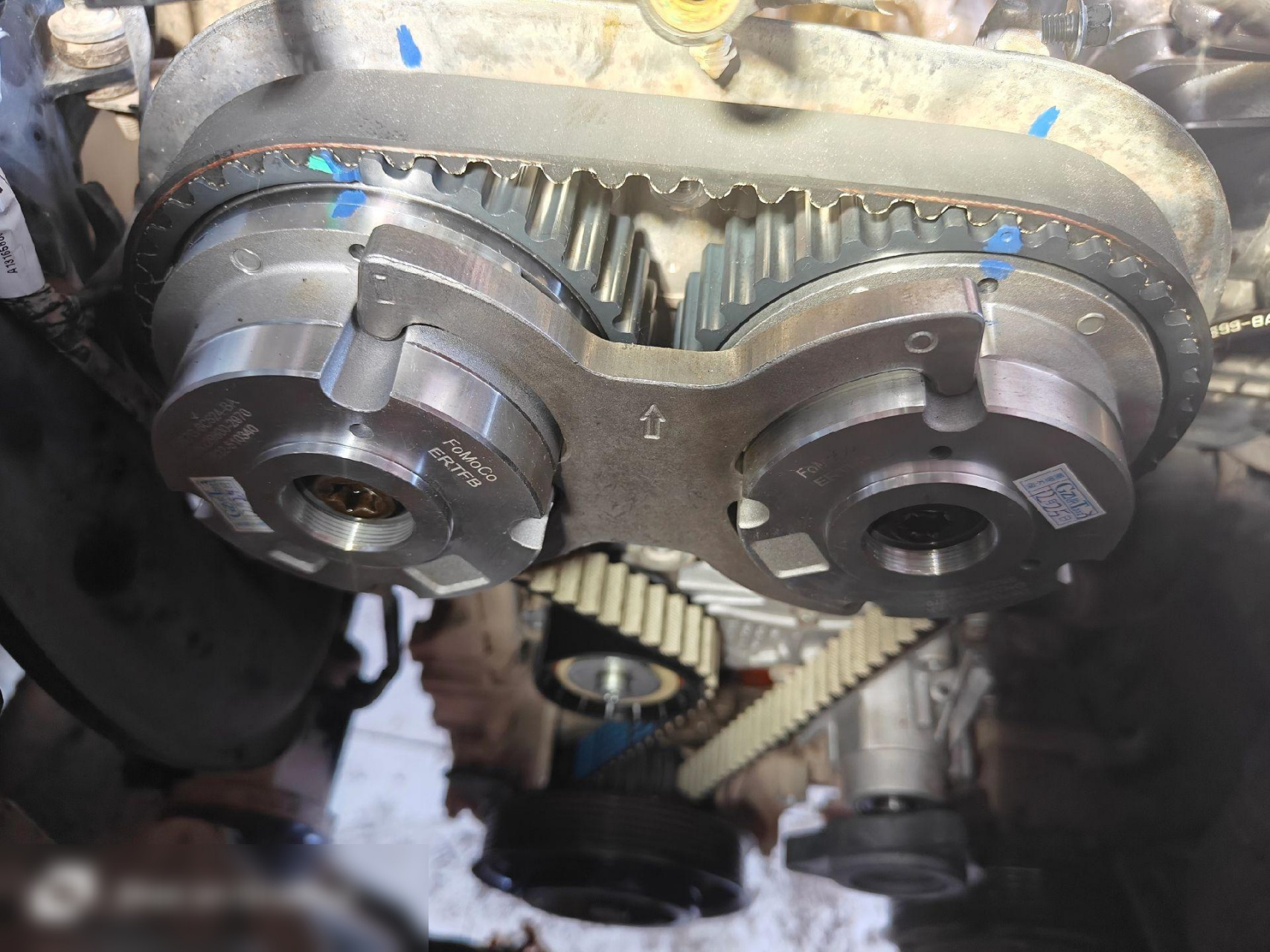 福特蒙迪欧1.5t正时.对,好凸轮轴的位置,插入专用工具,唯一要注意.