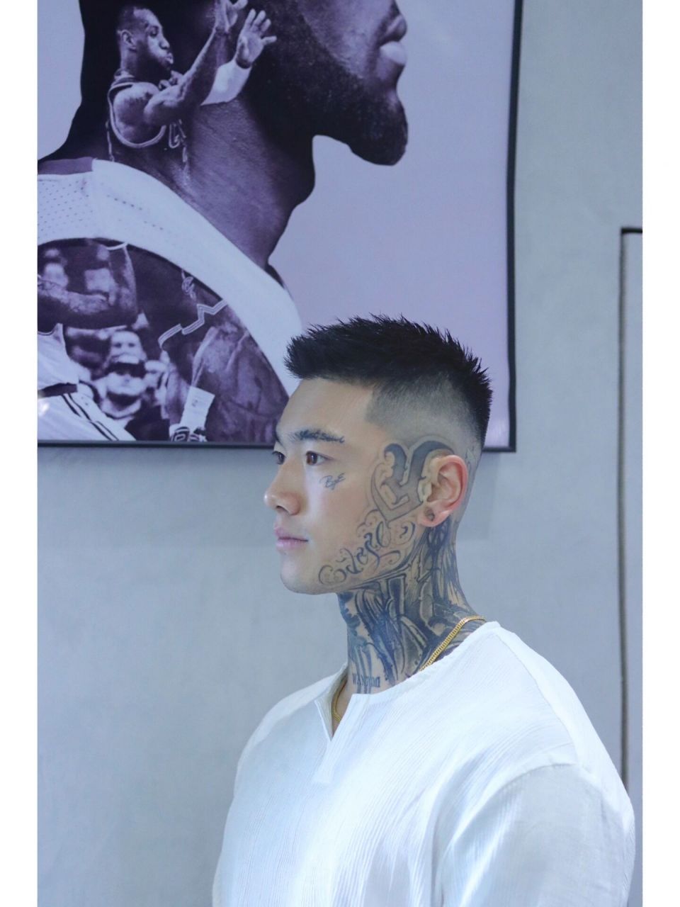 船员头 实质上船员头比寸头造型会长一些,主要也是把