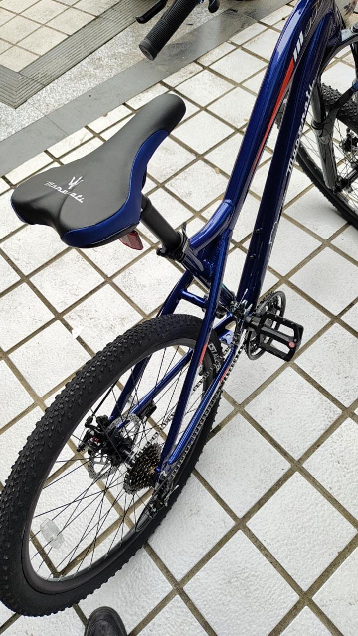 出一辆新玛莎拉蒂蓝色魅影山地自行车,专卖店售价过万,京东售价八千.