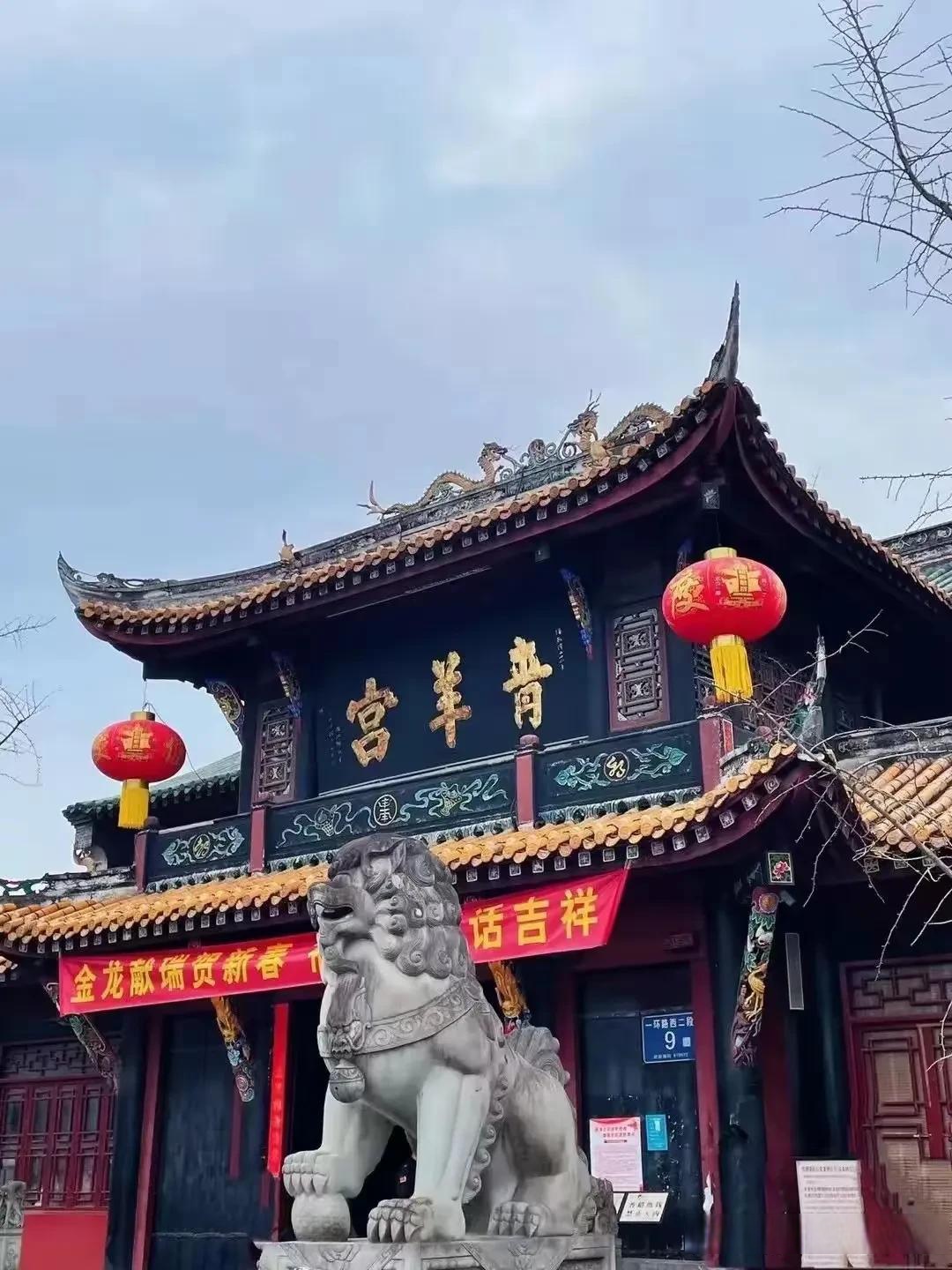 成都青羊宫最漂亮的建筑应该是这座八卦亭尖顶翘角的八角亭正面悬