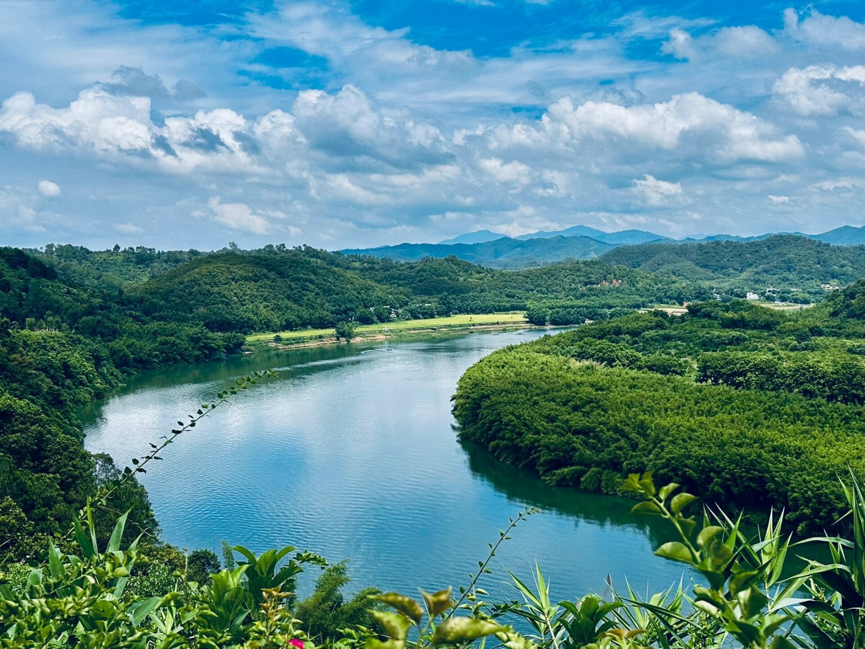 贺江碧道 贺江碧道画廊景区位于封开县西南部的两广交界处,是一个青山