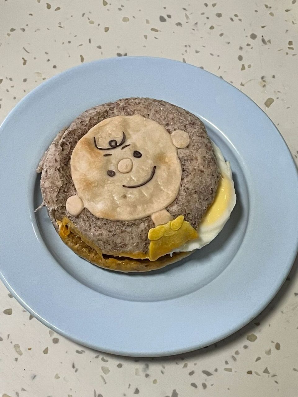 配料:(2个的量) 面包体:60g高筋面粉,30g全麦粉(我用的紫麦粉所以颜色