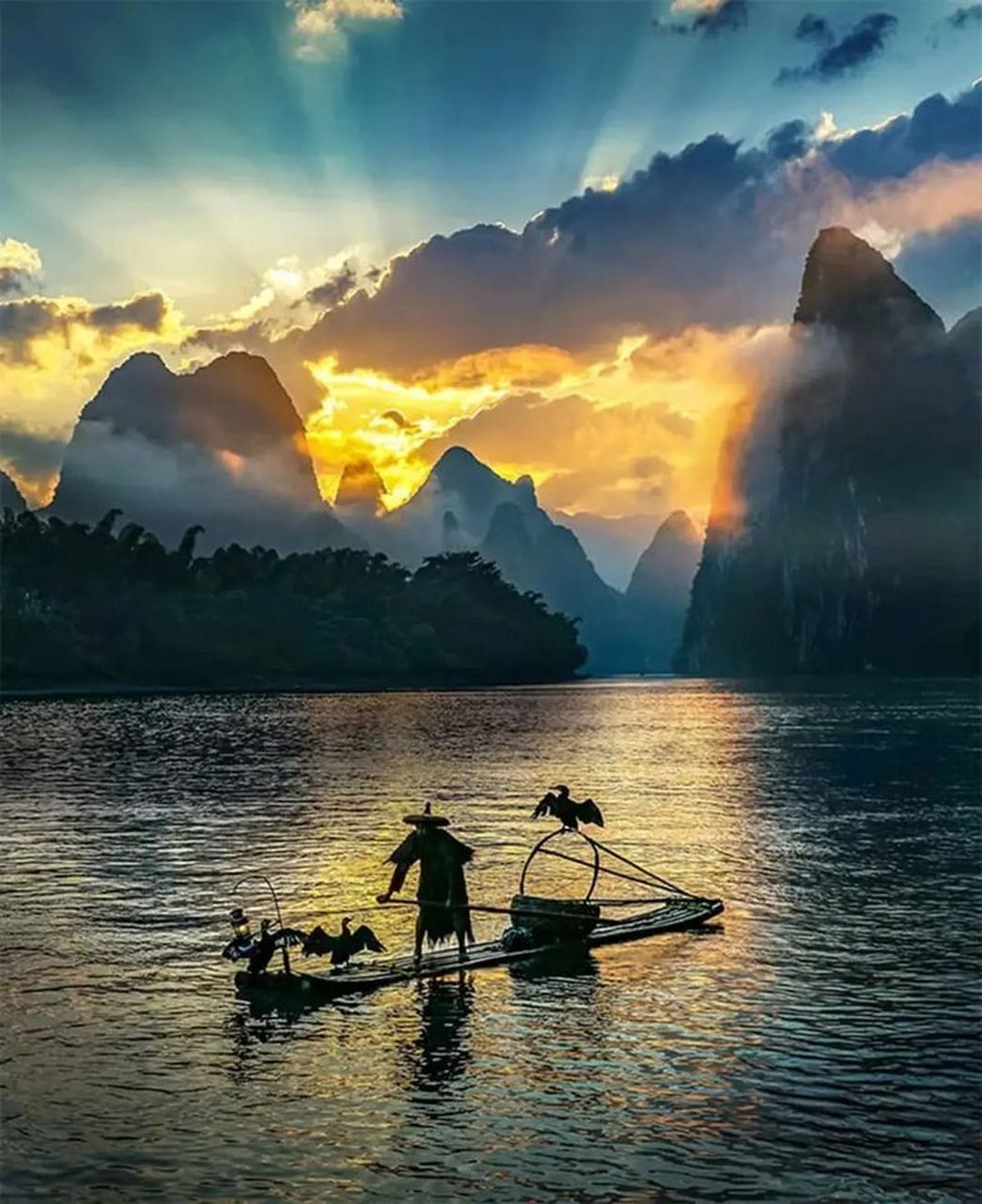 美图欣赏——渔舟唱晚,最美漓江 在中国桂林的漓江,有一幅令人陶醉的