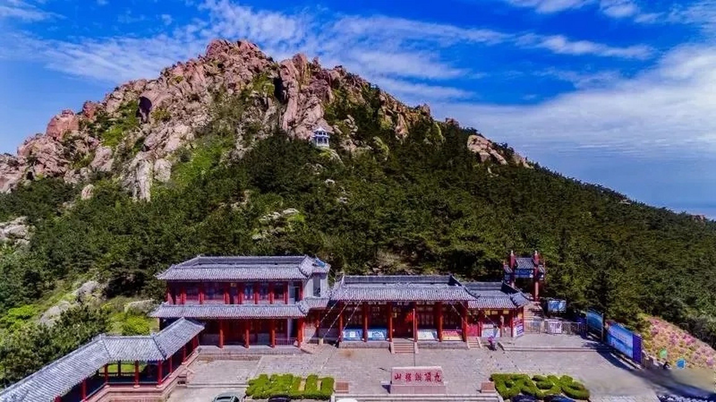 铁槎山九顶连绵, 危峰兀立,巍峨峻拔, 山海相映,雄伟壮观.
