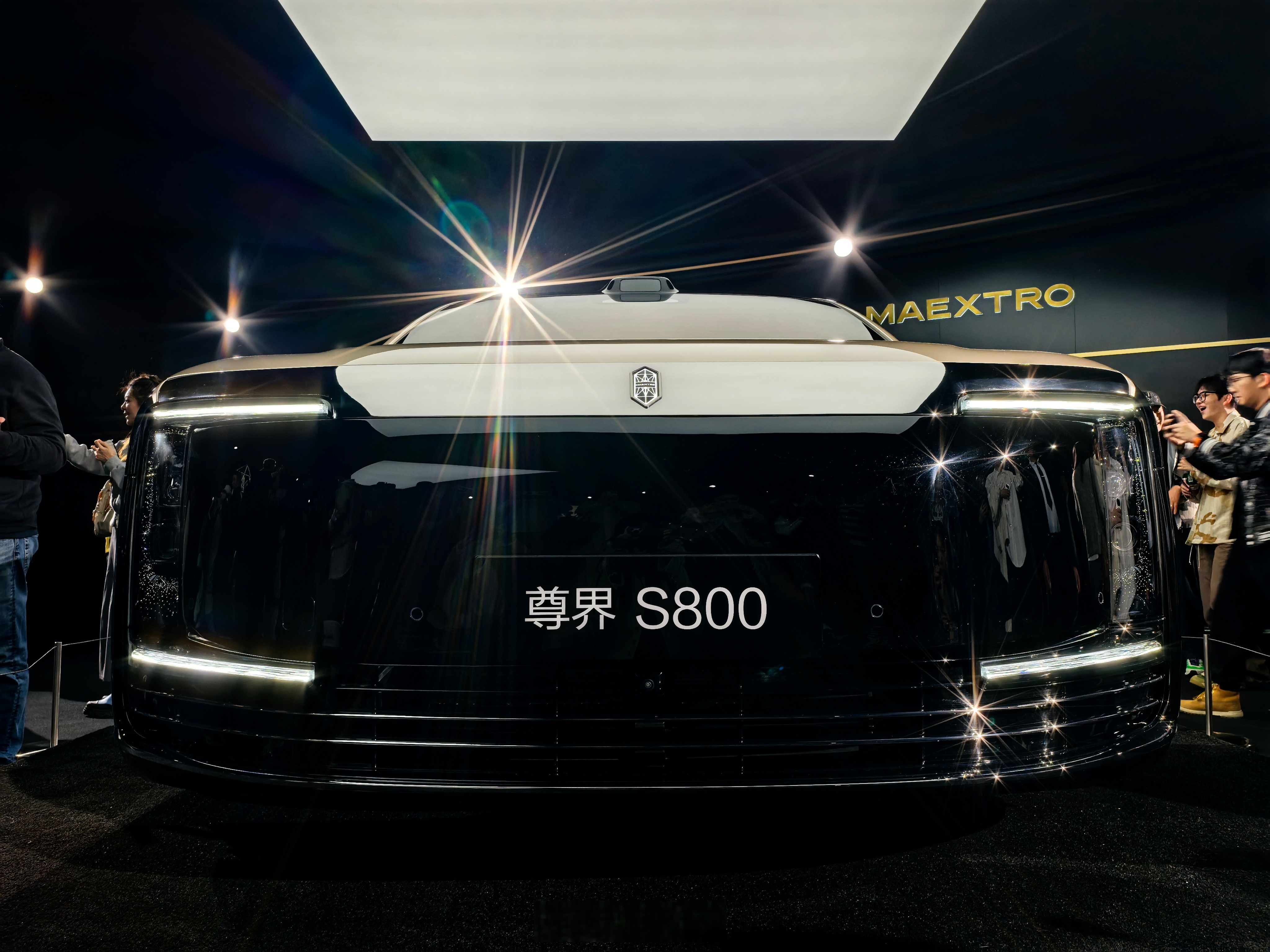 网友爆料尊界S800自动泊车撞了：车主就在旁边看着 承担全责-百货之家