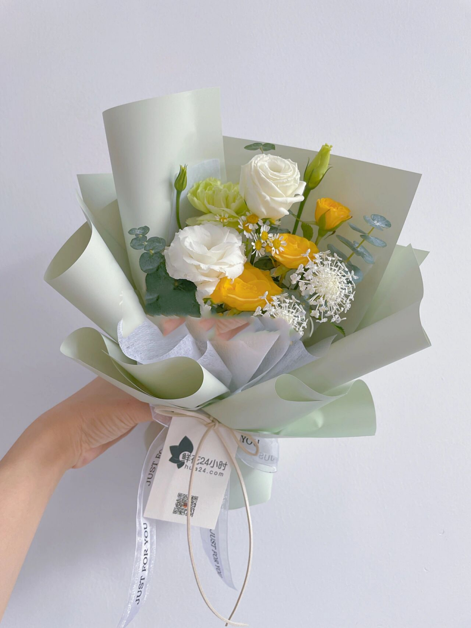 我是花艺师小叶子,今天打款了3束精致的教师节小花束,你喜欢哪一款?