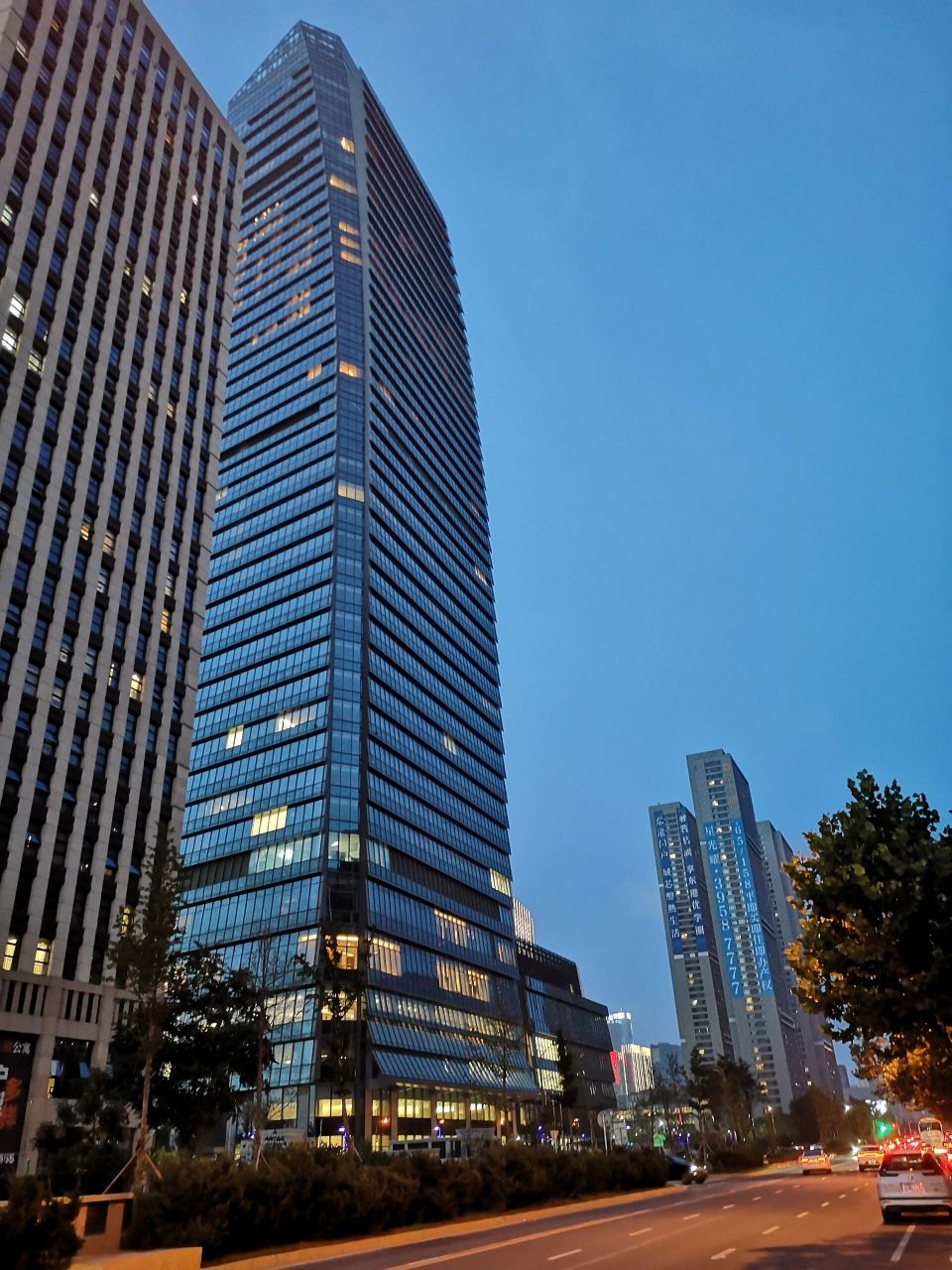 大连四季酒店的大门 每每路过装修的四季,对他们家的大门都感到十分