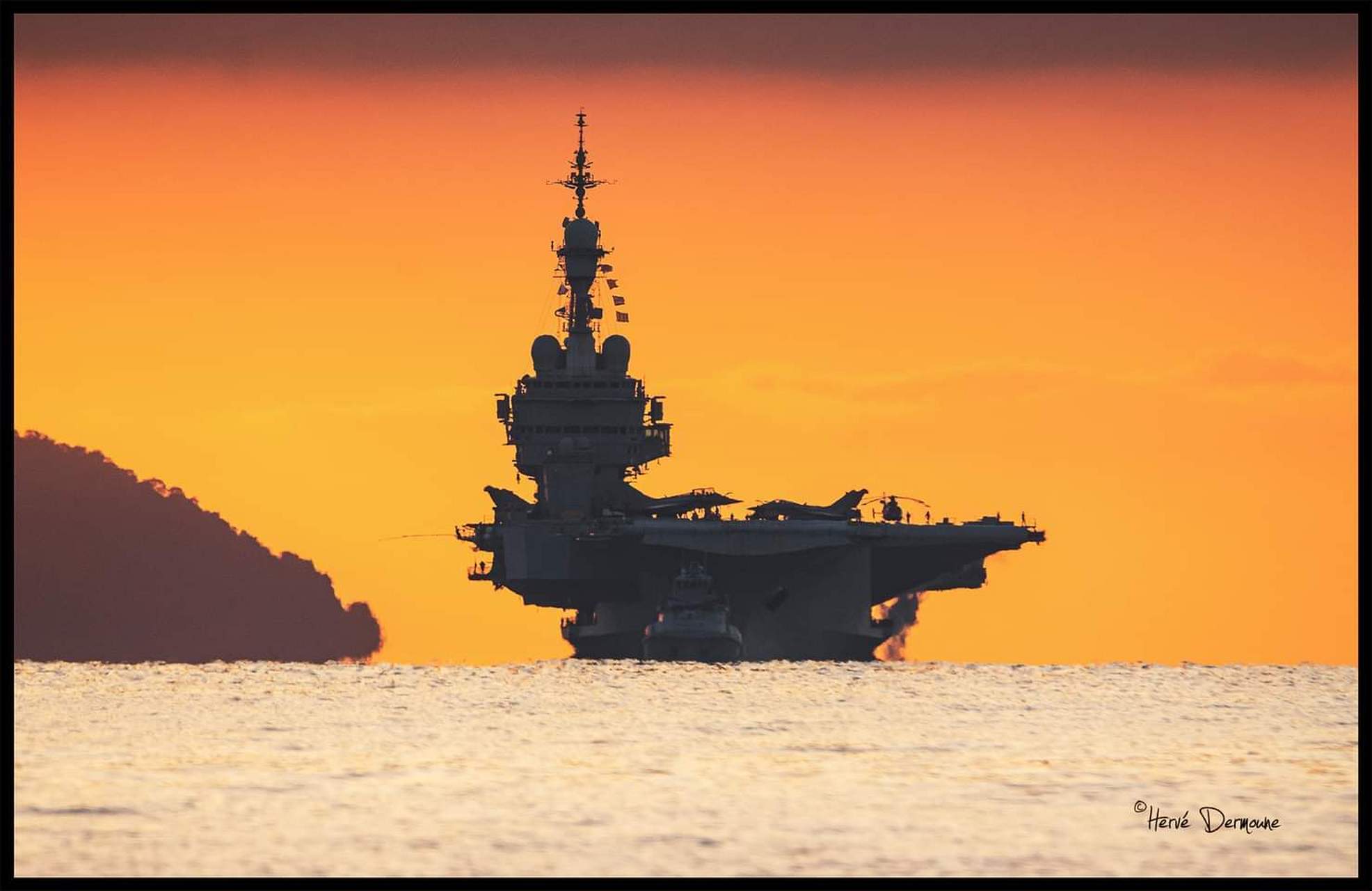 2月5日,抵达土伦的法国海军"戴高乐"核动力航空母舰,甲板上停放的是