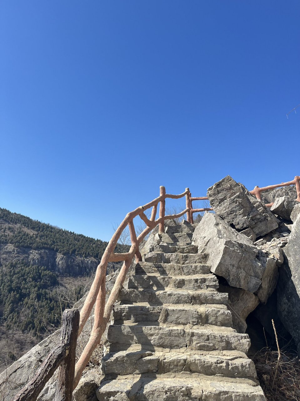 熊耳山一游 花了四五哥小时去爬山,走走停停歇歇,最后去了黄龙洞那边