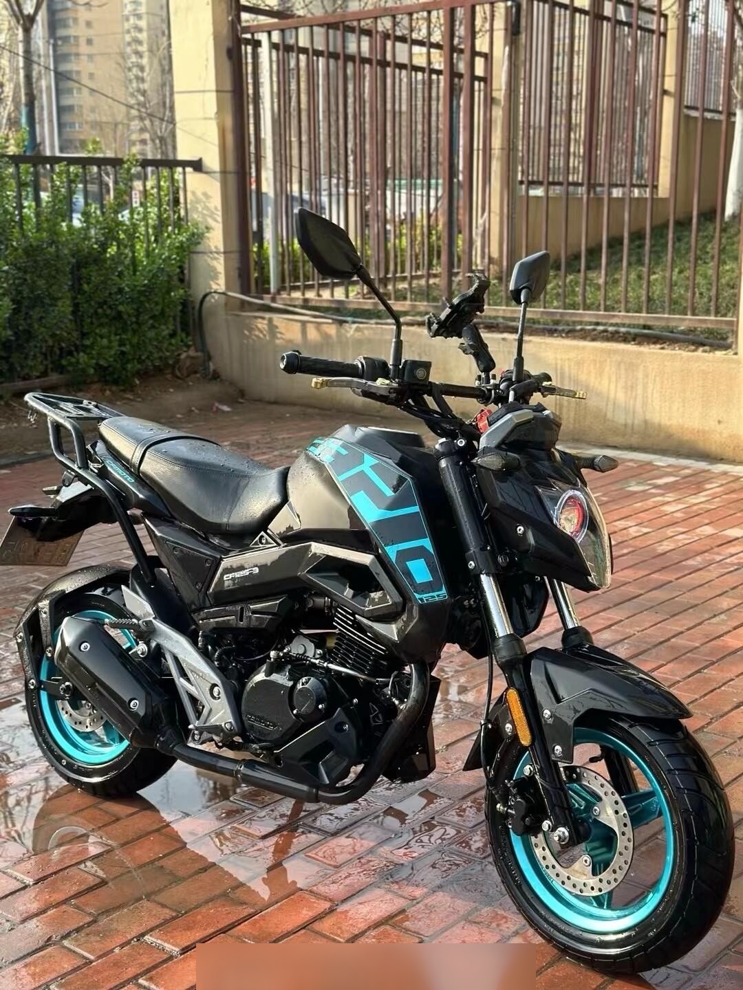 加装abs售价仅需3xxx 20春风狒狒,刚刚一万公里,轮胎胎线都还在,改装