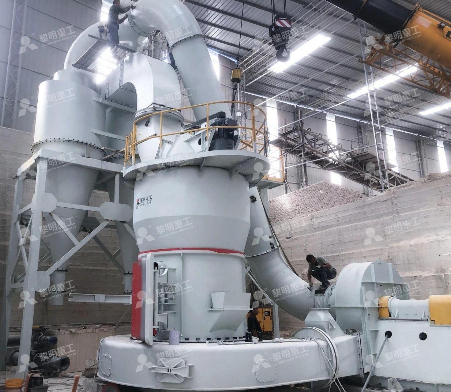 高钙石原矿,年产15万吨钙石磨粉生产线,选用的新型雷蒙磨,整体运行