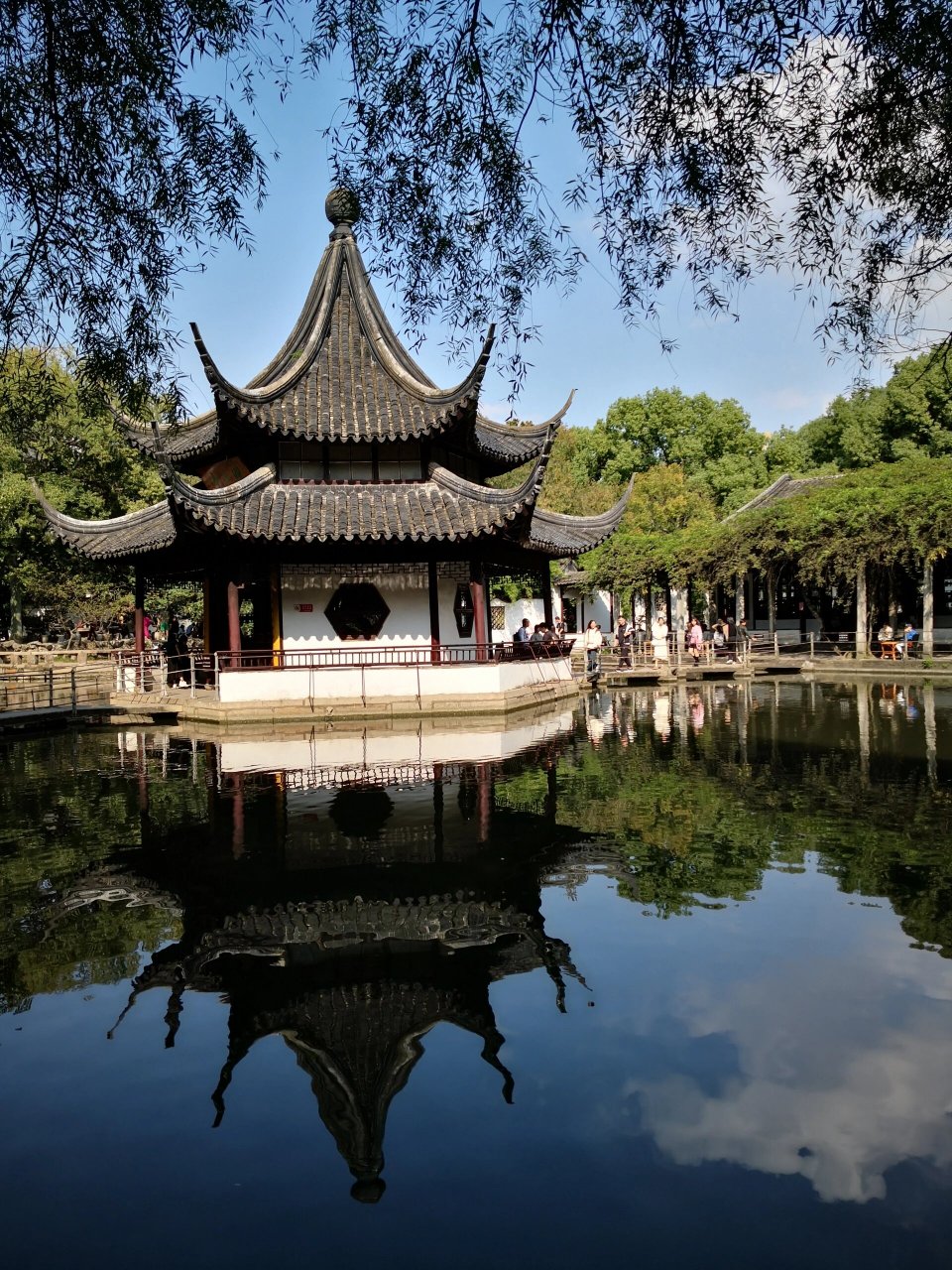 湖心亭—西园寺 西园寺的湖心亭,亭子立于放生池中央,放生池中曾经