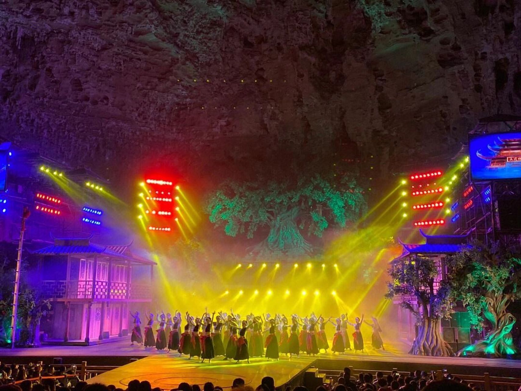 一目的地:湖北省恩施州利川市腾龙洞风景区二交通:(1)公共交通: 来è