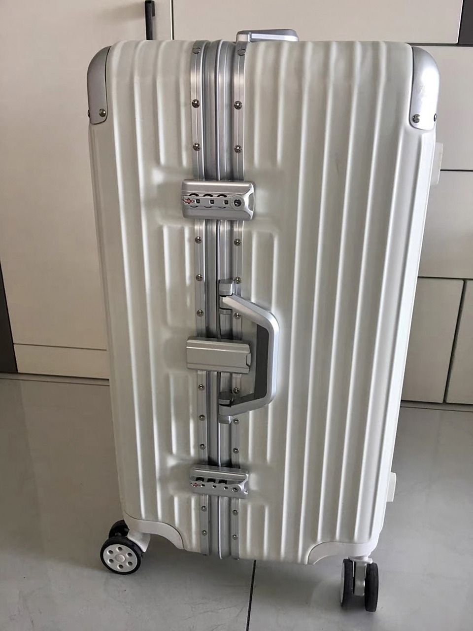 宝宝们,你们知道40寸行李箱能不能带上火车和高铁08,因为真的太大