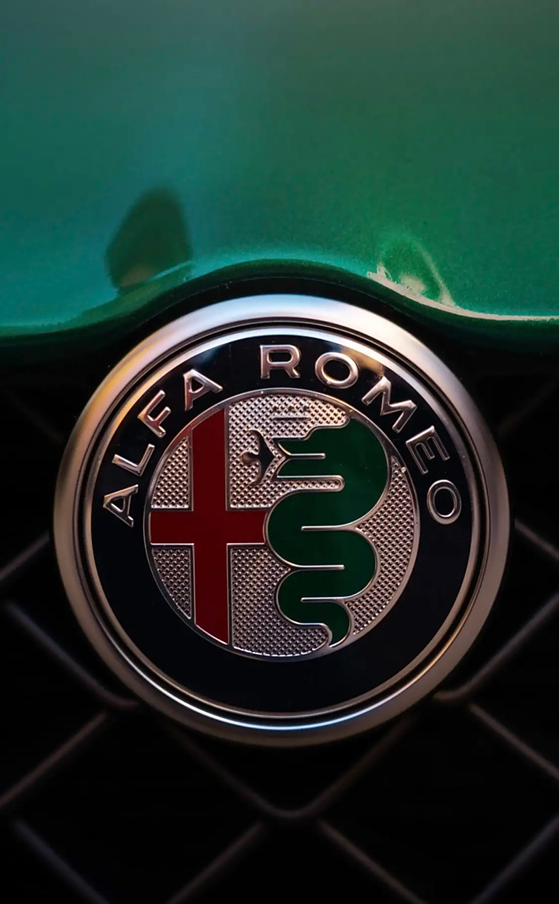 豪车超跑#阿尔法罗密欧giulia,四叶草版本裸车价现在落地不到90万买 