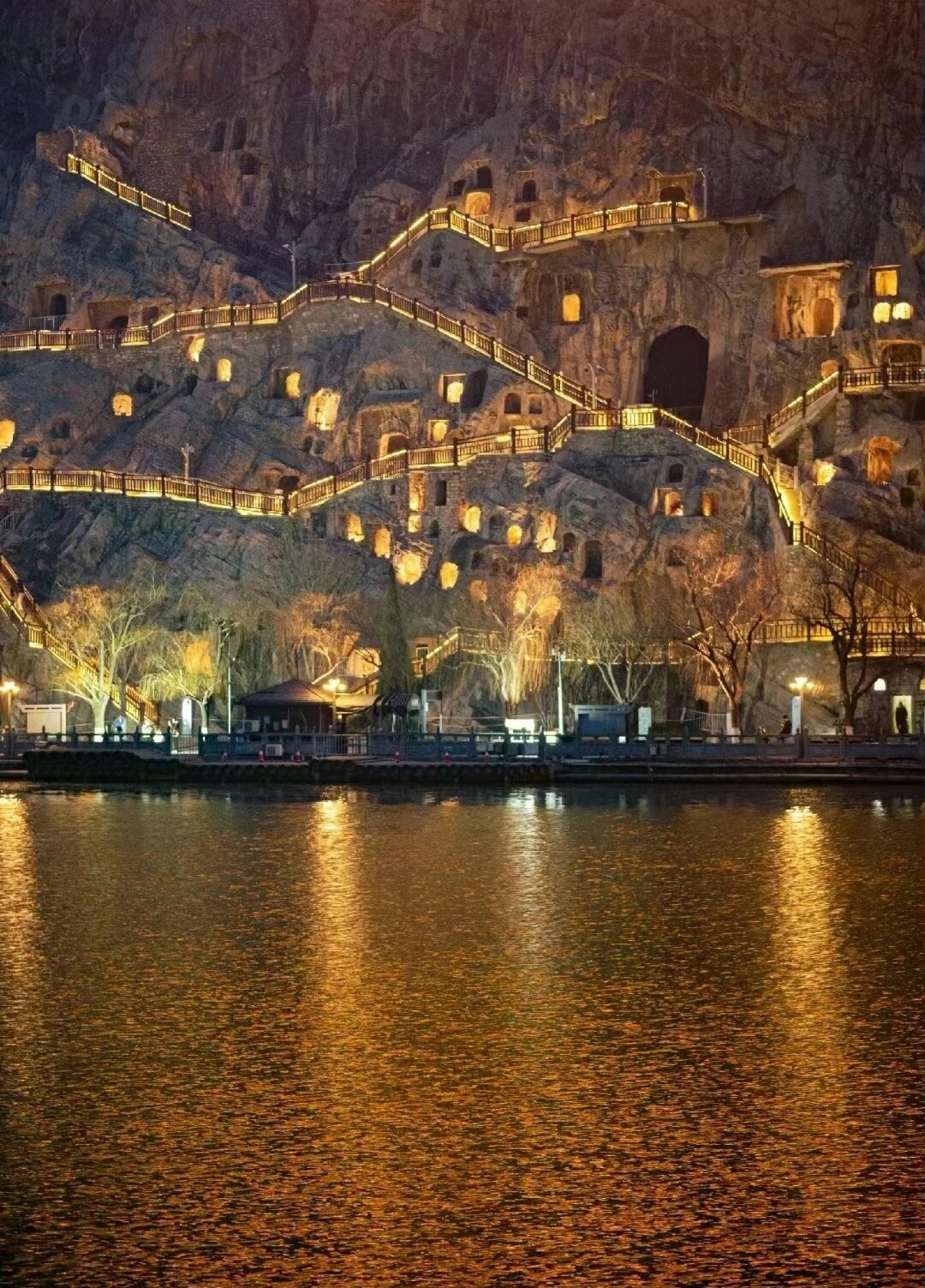 龙门石窟夜景真的很绝!