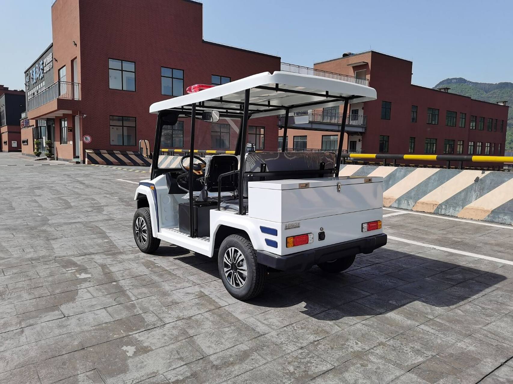 小巧灵动的城管执法电动巡逻车 城管执法电动巡逻车是一种用于城市