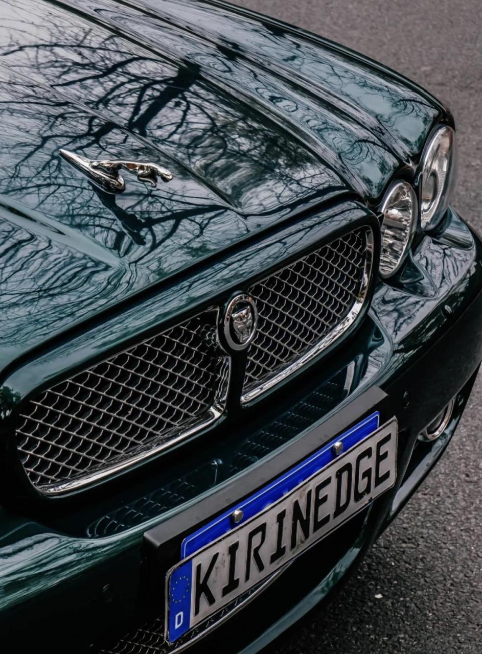 捷豹xj6l皇家加长版  经典的四眼设计,有着宾利般的豪华气场.