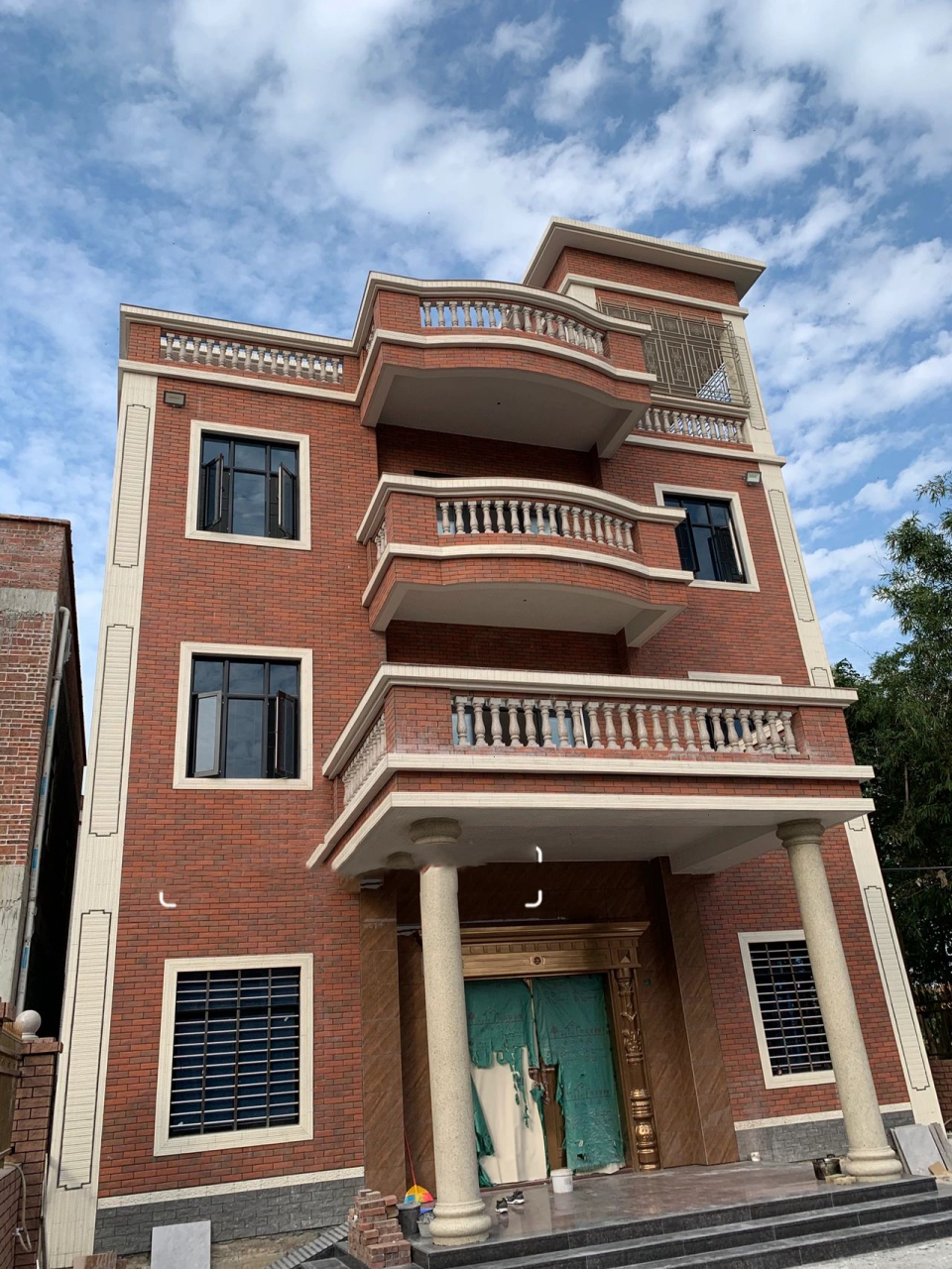 今天分享小三层自建房,简约风搭配小红砖蛮不错滴,一起来看看呗.