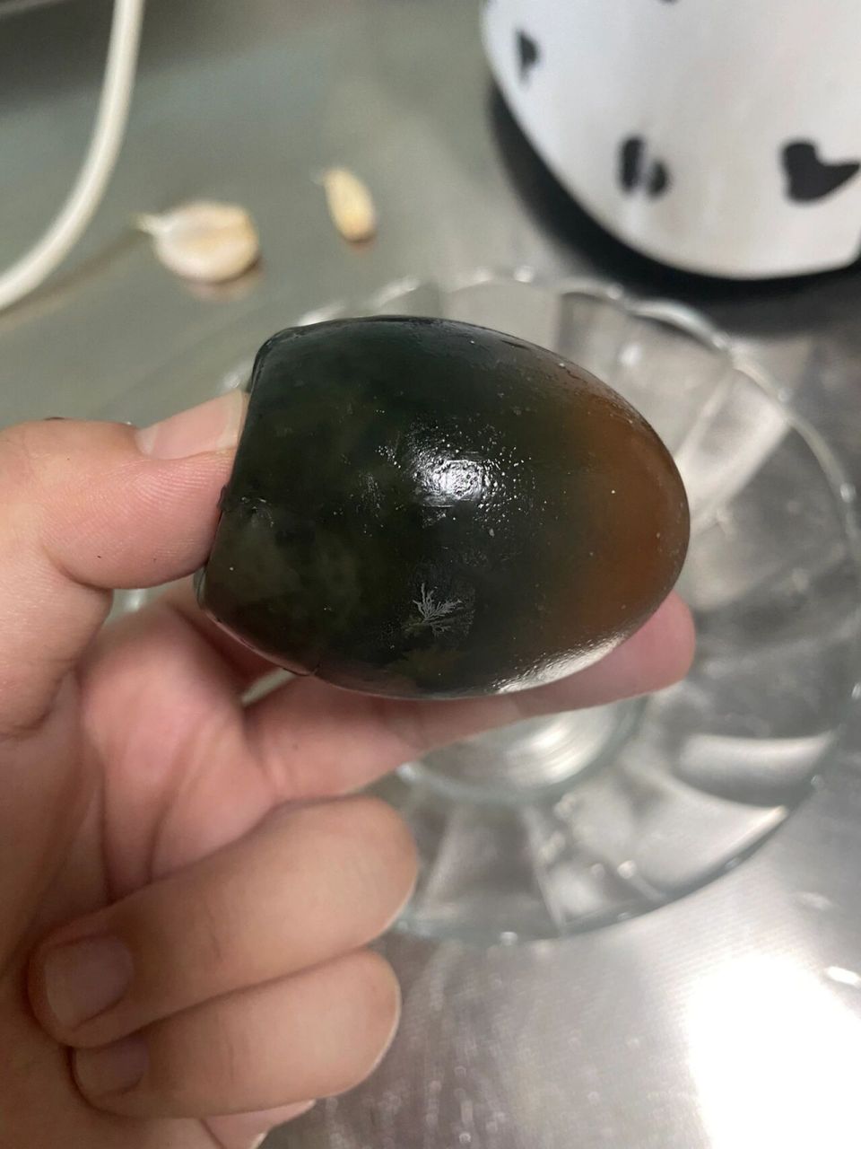 姐妹们可以帮忙看下皮蛋坏了吗 第一个是我自己拆开的,外面是硬的