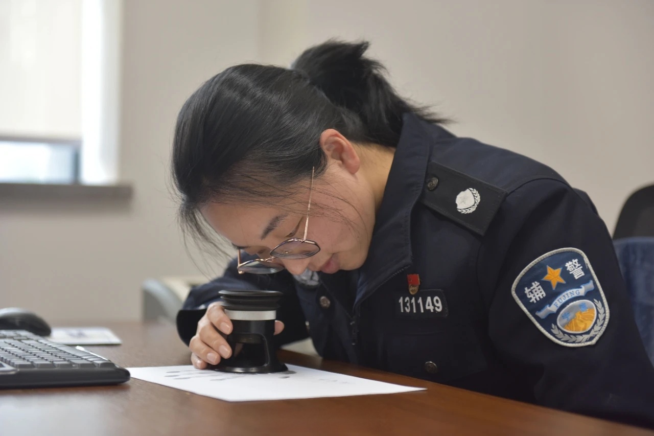 女辅警指纹比对揪出罪犯】常规指纹大约1平方厘米