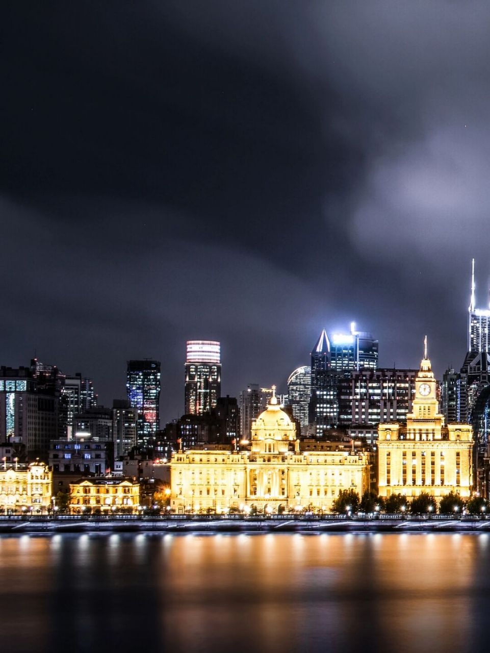 分享一张我两年前拍摄的上海外滩夜景照片,使用100张照片堆栈得到