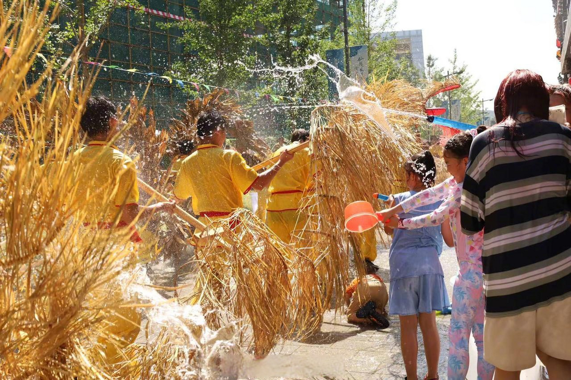 【张家界156米巨型泼水龙亮相张家界泼有意思音乐节】这里有动感音乐